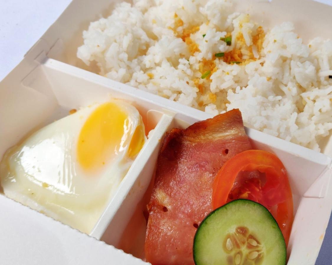 ريد دورز بلاس نير كابيتول كومنز Pasig City المظهر الخارجي الصورة